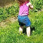 Plant, People In Nature, Grass, T-shirt, Toddler, Groundcover, Baby & Toddler Clothing, Lawn, Grassland, Barefoot, Human Leg, Leisure, Child, Garden, Foot, Fun, Pattern, Gardening, Happy