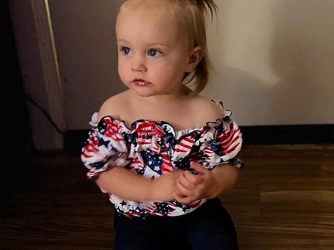 Hair, Face, Joint, Skin, Head, Hairstyle, Eyes, Facial Expression, Stomach, Neck, Sleeve, Waist, Flash Photography, Knee, Thigh, Baby & Toddler Clothing, Wood, Trunk, Person