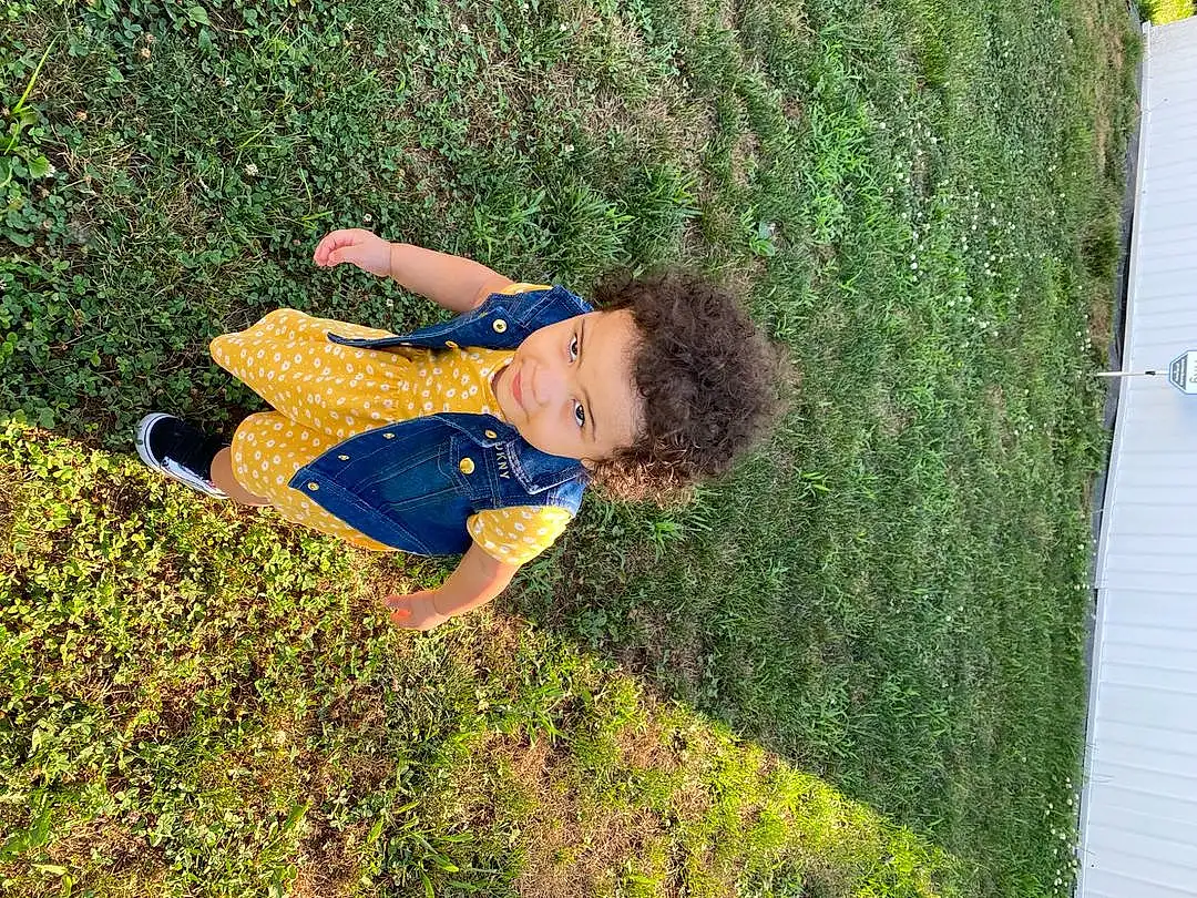 Plant, People In Nature, Leaf, Botany, Happy, Grass, Shrub, Groundcover, Leisure, Grassland, Tints And Shades, Meadow, Lawn, Fun, Landscape, Recreation, Toddler, Electric Blue, T-shirt, Person, Joy