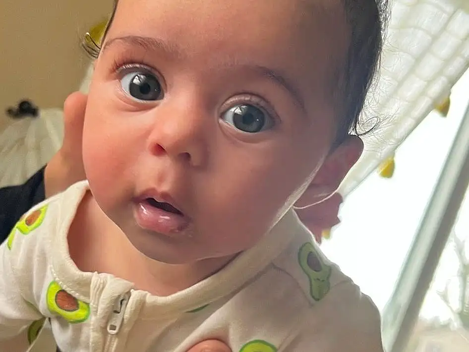Forehead, Nose, Hair, Face, Cheek, Skin, Head, Lip, Chin, Eyebrow, Arm, Eyes, Mouth, Human Body, Ear, Baby & Toddler Clothing, Neck, Iris, Sleeve, Gesture, Person, Surprise